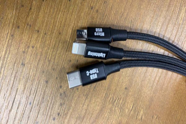 貸出備品にマルチ充電器が加わりました♪